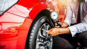 Técnico de Maserautos revisando la presión y calibración de llantas para garantizar la seguridad y el ahorro de combustible en Manizales