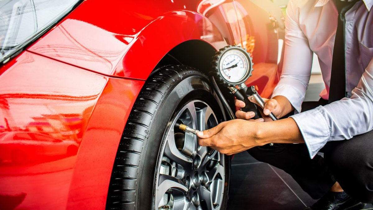 Técnico de Maserautos revisando la presión y calibración de llantas para garantizar la seguridad y el ahorro de combustible en Manizales