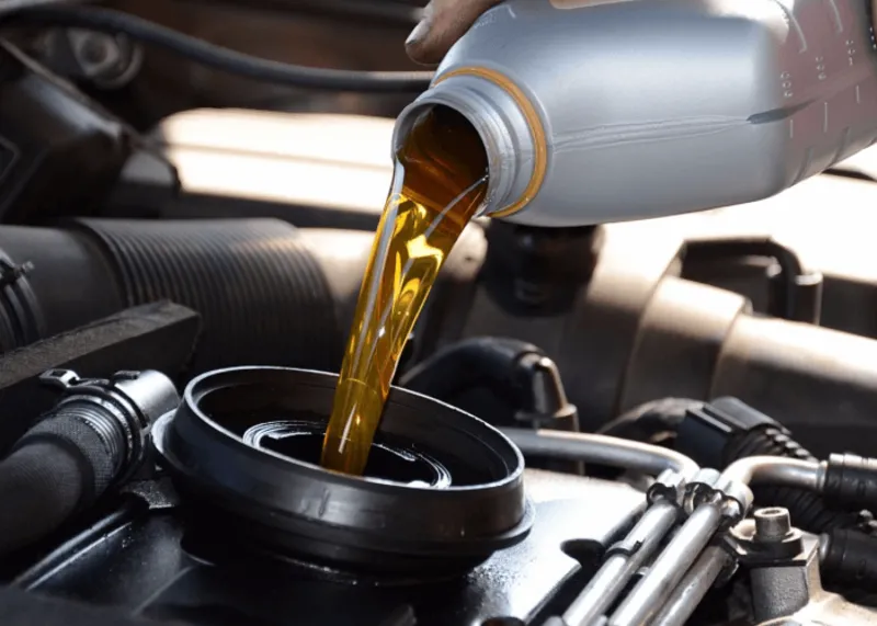 Proceso profesional de cambio de aceite y revisión de motor en Maserautos Manizales para alargar la vida útil del vehículo