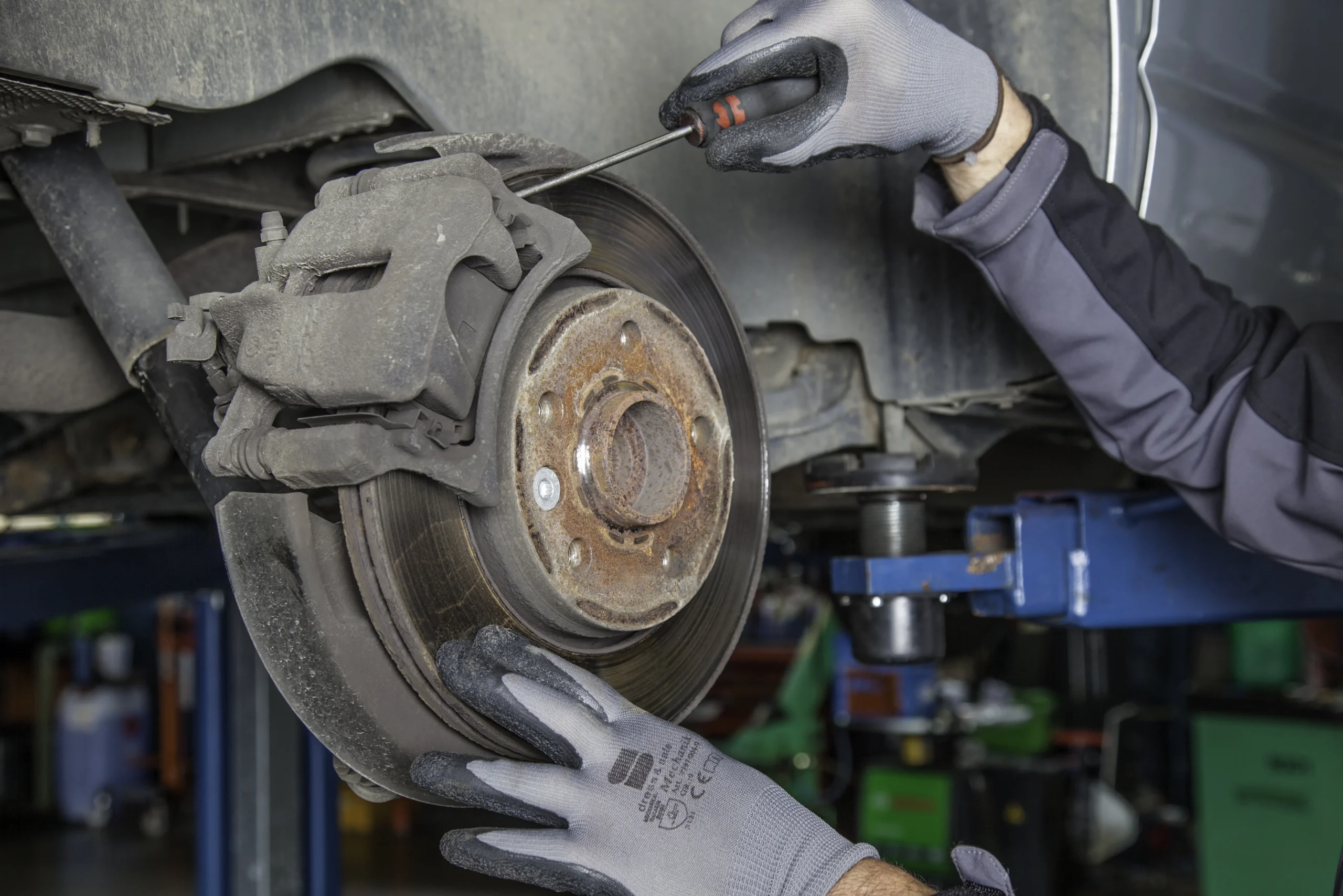 service-worker-painting-car-auto-service